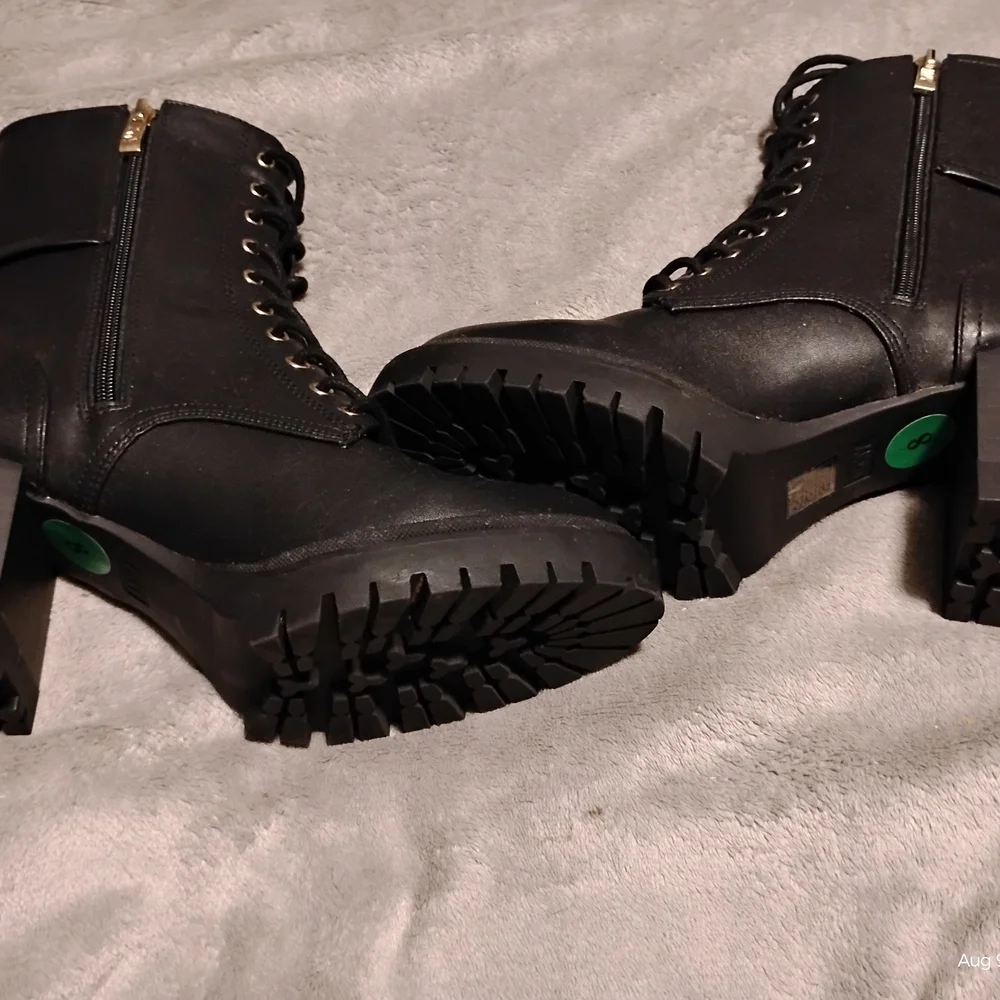 BNWOT DKNY Black Zip/Lace-Up Women's Size 8 - Picture 3 of 4